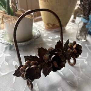 Rustic Metal Rosette Floral Plate Holder